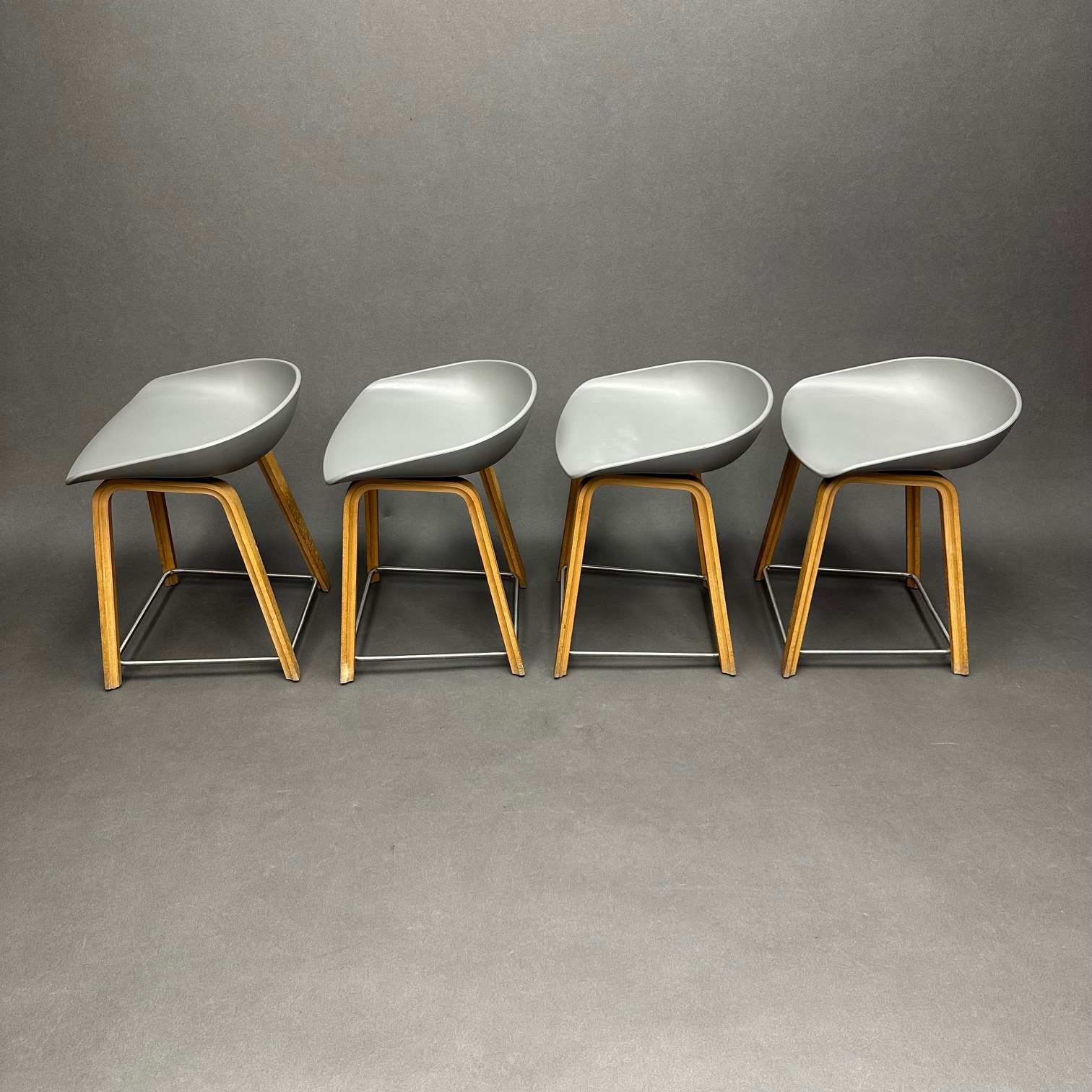 Lot de 4 Tabourets Taupe foncé/Bois About a stool AAS Hee Weeling Hay